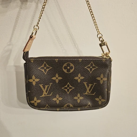 ⭐SOLD⭐ Louis Vuitton Mini Pochette Accessoires Monogram | Chain Strap | France - Picture 2 of 10